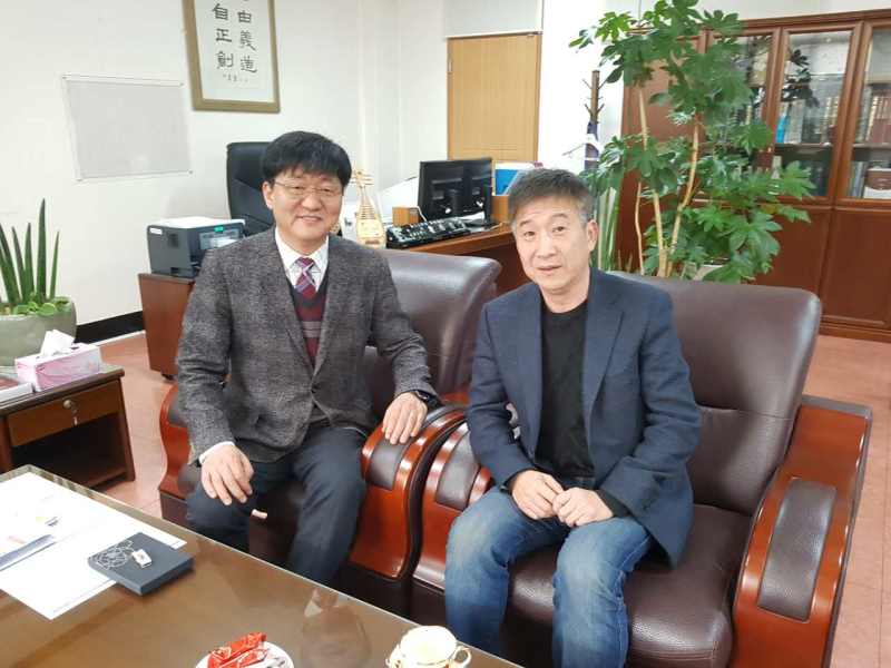 王颖院长(右)与崔柏烈院长(左) 王颖院长(右)与崔柏烈院长(左)