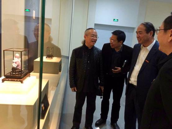 吴常文校长参观展览并与玉雕大师亲切交谈