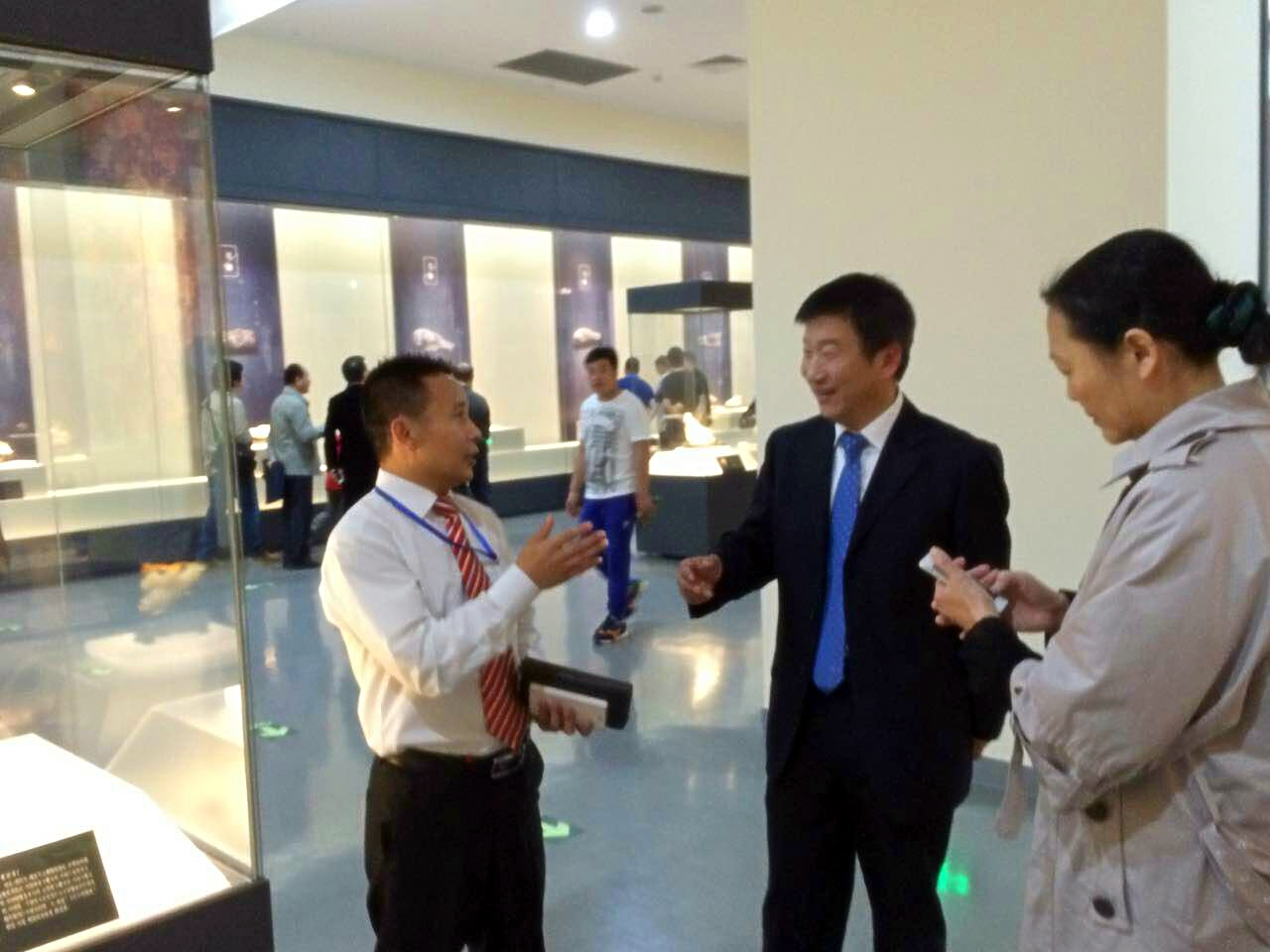 王颖院长与大师亲切交谈