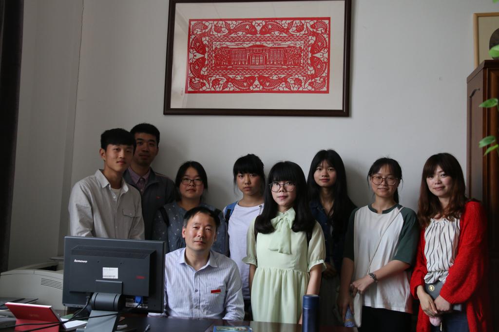 韩馆长与同学们合影