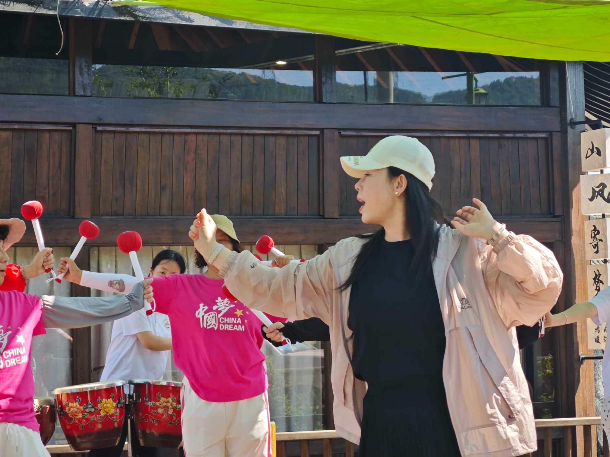 费凡在指导村民练习“鼓艾操”.jpg